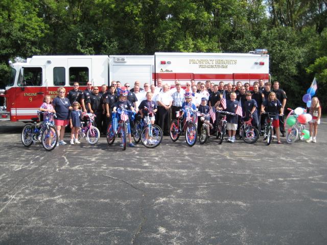 Group of firefighters and citizens posing after a parade